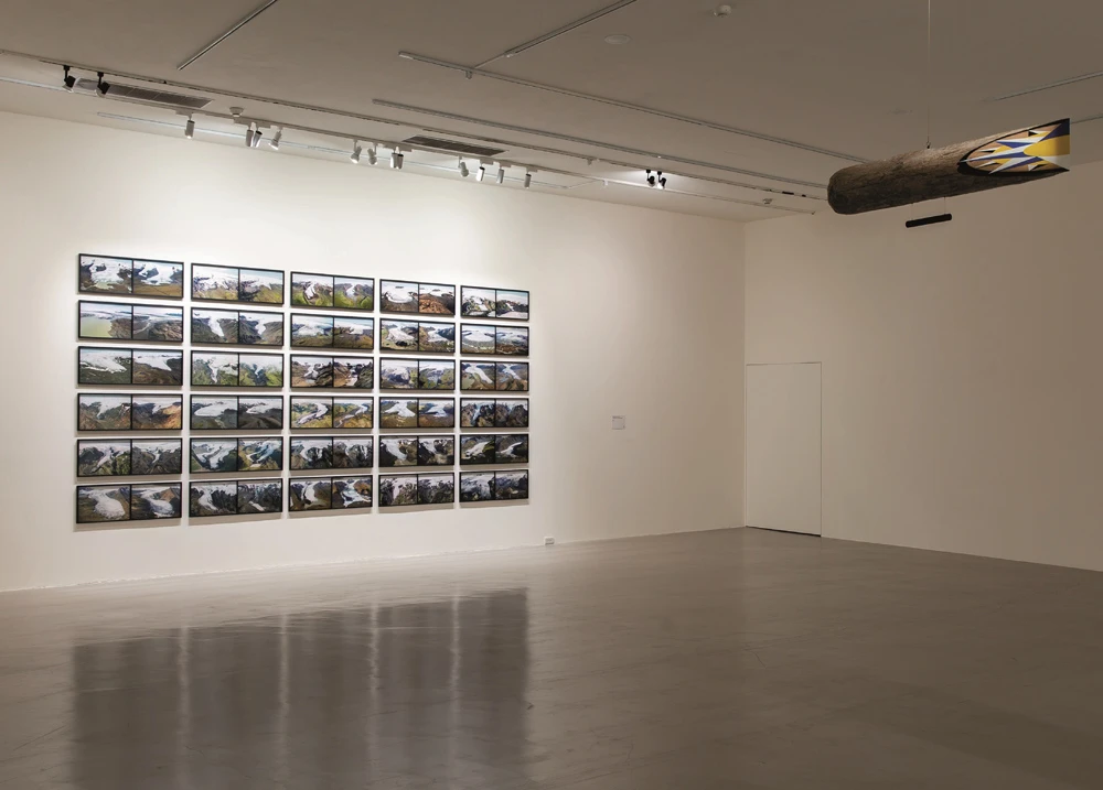 圖片右上為作品《漂流指北針》（<i>Adrift compass</i>），2019。作品由藝術家；柏林neugerriemschneider；紐約／洛杉磯Tanya Bonakdar Gallery 提供。© 2019 奧拉弗・埃利亞松。北美館「奧拉弗・埃利亞松：你的好奇旅程」展場一景。-圖片