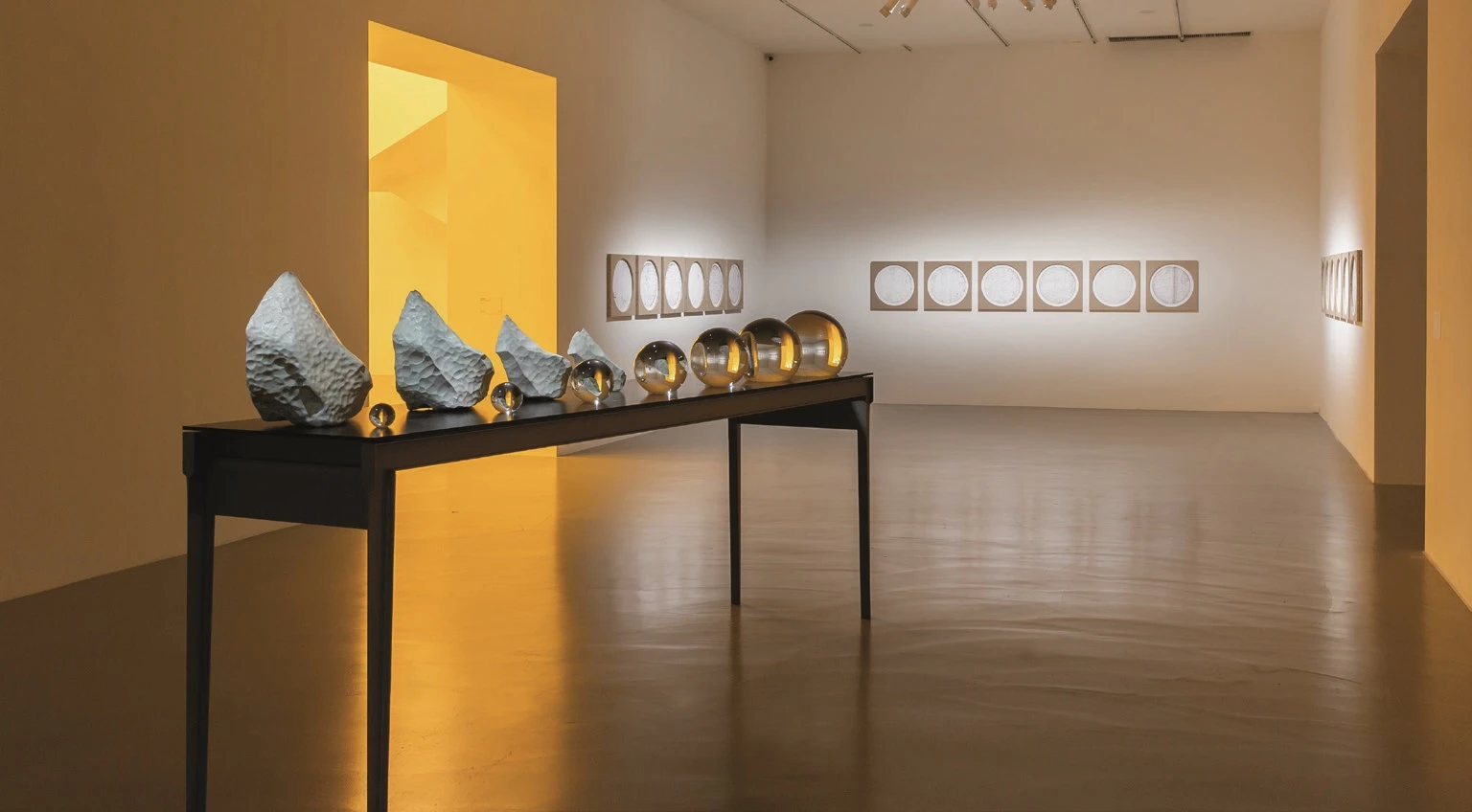 《冰河的最後七天》（<i>The last seven days of glacial ice</i>），2024。作品由藝術家；柏林neugerriemschneider；紐約／洛杉磯Tanya Bonakdar Gallery 提供。© 2024 奧拉弗・埃利亞松。北美館「奧拉弗・埃利亞松：你的好奇旅程」展場一景。-圖片