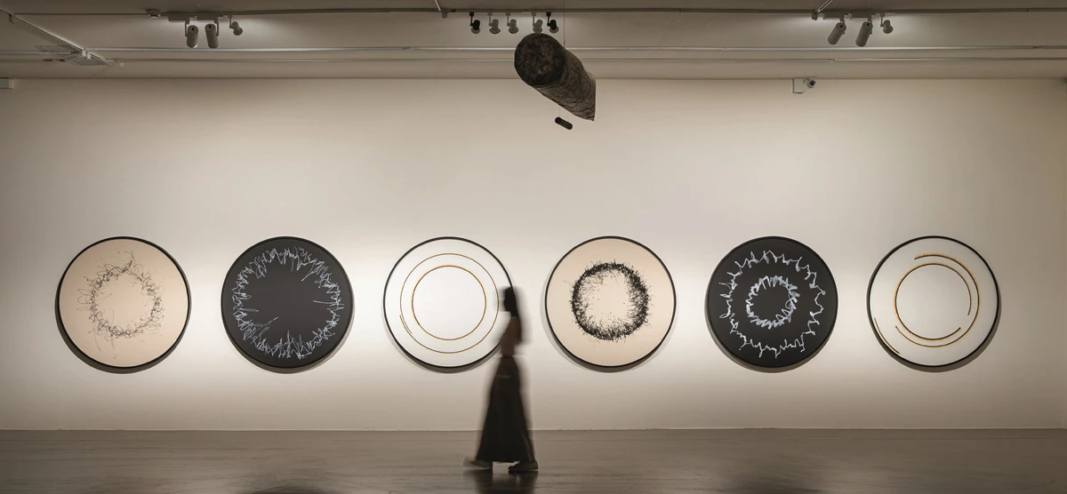 《風的書寫》（<i> Wind writings</i>）、《太陽繪圖》（<i>Sun drawing</i>），2023。作品由藝術家；柏林neugerriemschneider；紐約／洛杉磯Tanya Bonakdar Gallery 提供。© 2023 奧拉弗・埃利亞松。北美館「奧拉弗・埃利亞松：你的好奇旅程」展場一景。-圖片