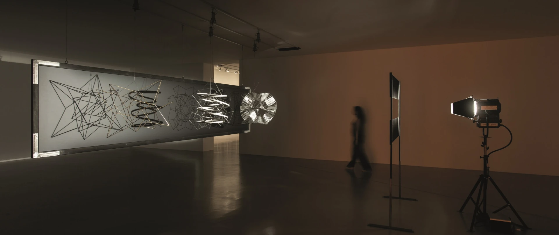 《生命沿線而生》（<i>Life is lived along lines</i>），2009。作品由藝術家；柏林neugerriemschneider；紐約／洛杉磯Tanya Bonakdar Gallery 提供。© 2009 奧拉弗・埃利亞松。北美館「奧拉弗・埃利亞松：你的好奇旅程」展場一景。-圖片