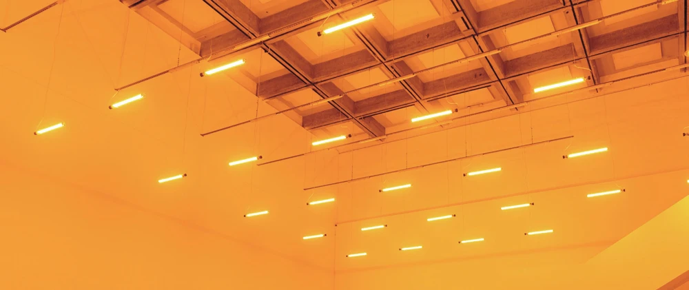 《單色房間》（<i>Room for one colour</i>），1997。Angsuvarnsiri 收藏。© 1997 奧拉弗・埃利亞松。北美館「奧拉弗・埃利亞松：你的好奇旅程」展場一景。-圖片