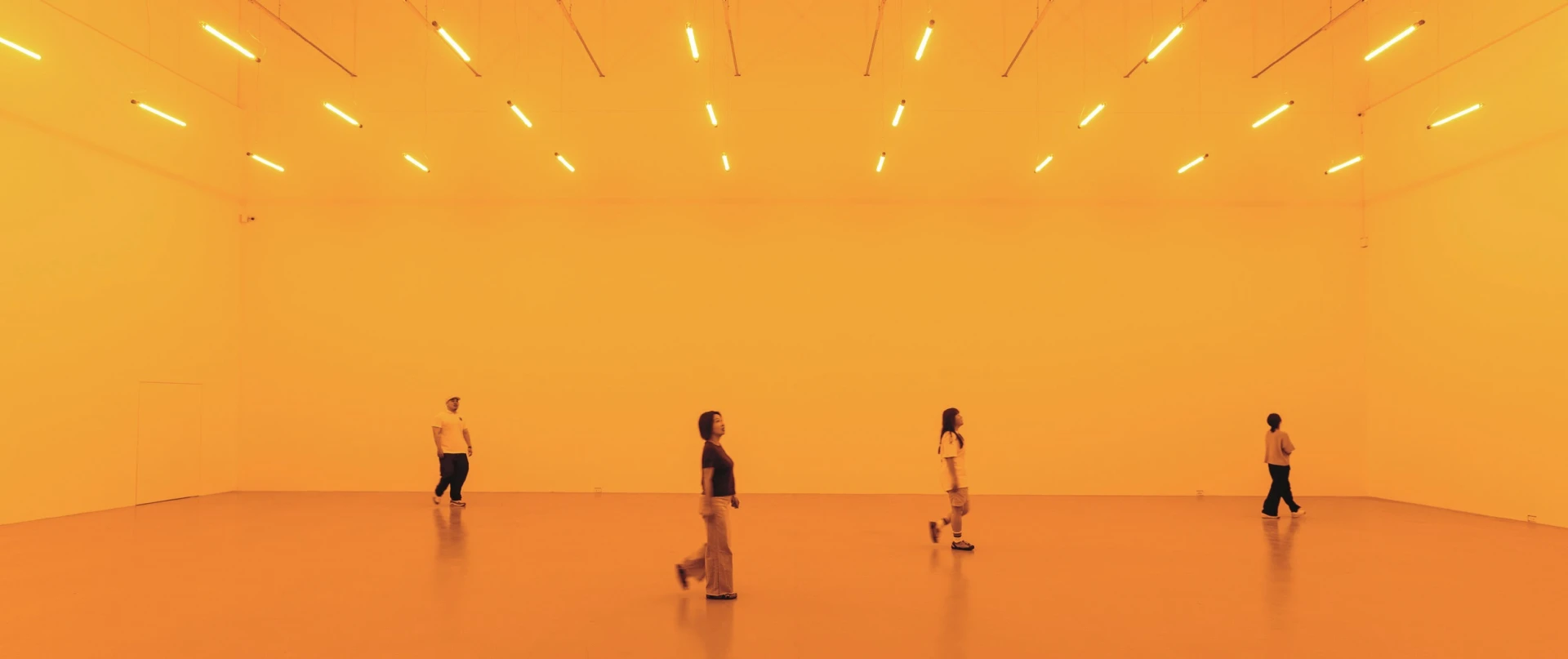 《單色房間》（<i>Room for one colour</i>），1997。Angsuvarnsiri 收藏。© 1997 奧拉弗・埃利亞松。北美館「奧拉弗・埃利亞松：你的好奇旅程」展場一景。-圖片