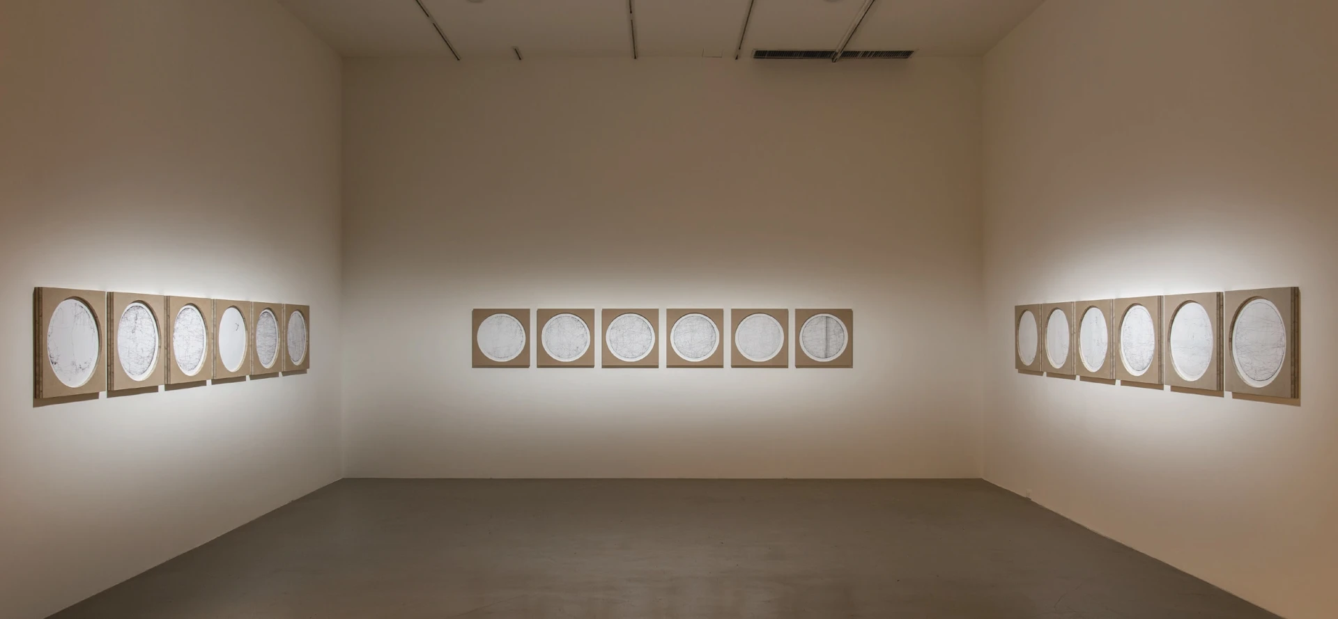 《地震儀對距離的證言》（<i>The seismographic testimony of distance</i>），2024-2025。作品由藝術家；柏林neugerriemschneider；紐約／洛杉磯Tanya Bonakdar Gallery 提供。© 2024-2025 奧拉弗・埃利亞松。北美館「奧拉弗・埃利亞松：你的好奇旅程」展場一景。-圖片