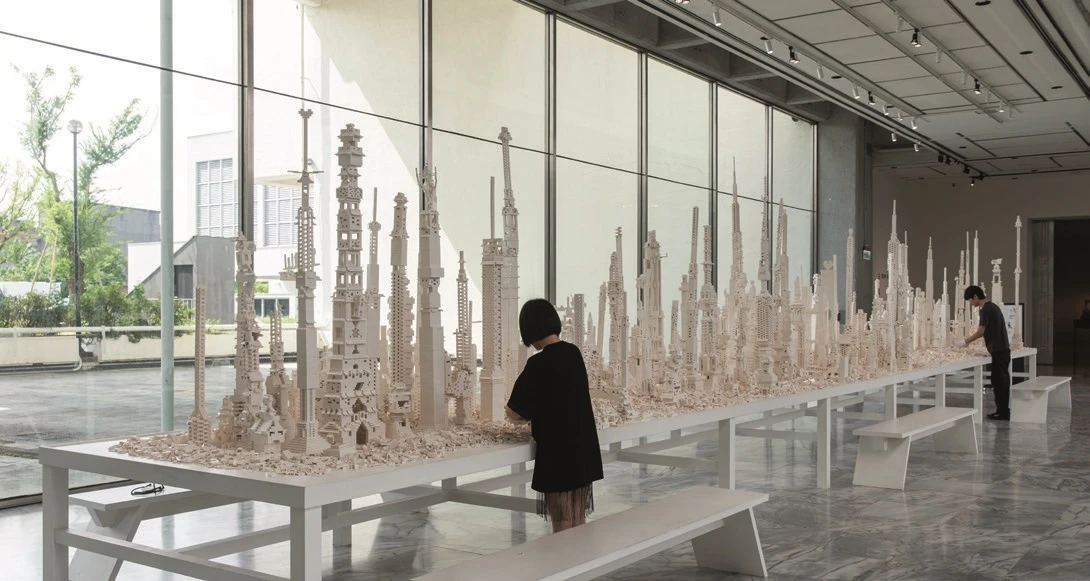 《立方結構的演化計畫》（<i>The cubic structural evolution project</i>），2004。布里斯本昆士蘭美術館與現代藝術館典藏。© 2004 奧拉弗・埃利亞松。北美館「奧拉弗・埃利亞松：你的好奇旅程」展場一景。-圖片