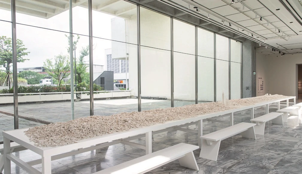 《立方結構的演化計畫》（<i>The cubic structural evolution project</i>），2004。布里斯本昆士蘭美術館與現代藝術館典藏。© 2004 奧拉弗・埃利亞松。北美館「奧拉弗・埃利亞松：你的好奇旅程」展場一景。-圖片