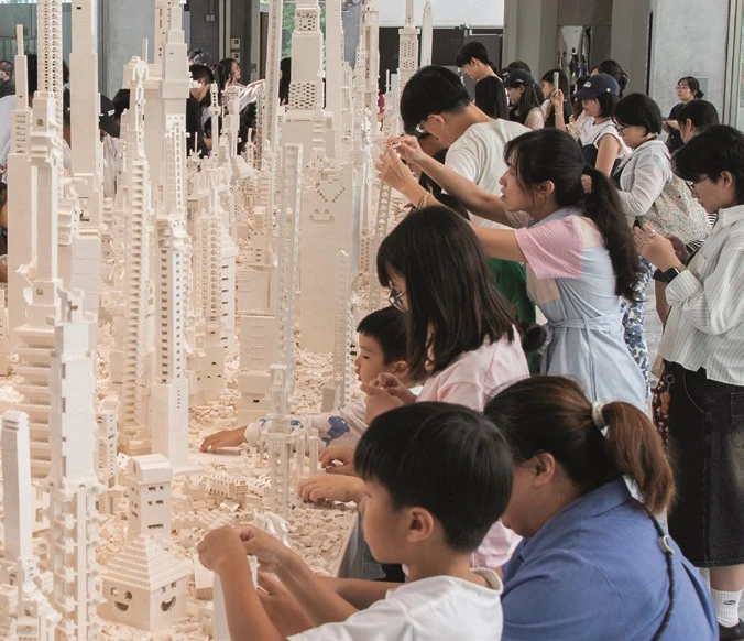 《立方結構的演化計畫》（<i>The cubic structural evolution project</i>），2004。布里斯本昆士蘭美術館與現代藝術館典藏。© 2004 奧拉弗・埃利亞松。北美館「奧拉弗・埃利亞松：你的好奇旅程」展場一景。-圖片