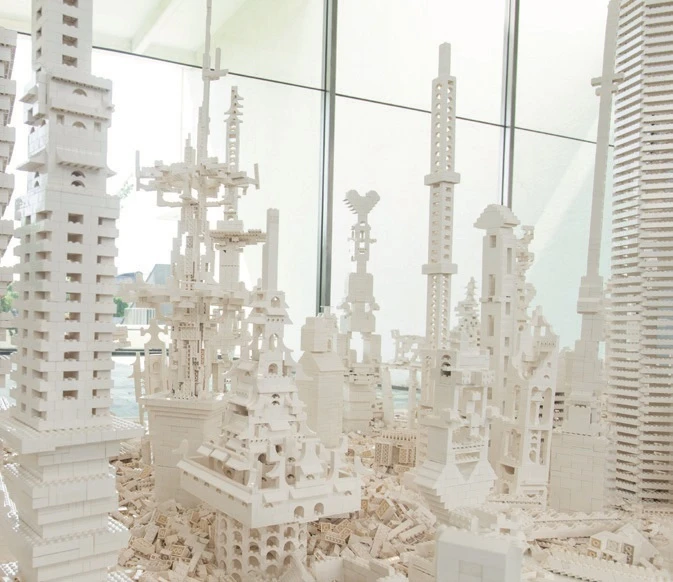 《立方結構的演化計畫》（<i>The cubic structural evolution project</i>），2004。布里斯本昆士蘭美術館與現代藝術館典藏。© 2004 奧拉弗・埃利亞松。北美館「奧拉弗・埃利亞松：你的好奇旅程」展場一景。-圖片