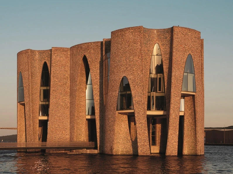 「峽灣之屋」(<i>Fjordenhus</i>）建築室內、室外一景。<i>Fjordenhus</i>, 2009-2018
Vejle, Denmark. Photo: Nicolaj Didriksen(Top) / Anders Sune Berg(Bottom). Commissioned by: Kirk Kapital. © 2009–2018 Studio Olafur Eliasson.-圖片