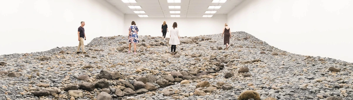 《河床》（<i>Riverbed</i>），2014；2019 年於澳洲布里斯本的昆士蘭現代美術館（QAGOMA）展覽現場一景，Natasha Harth 攝影。Installation view: QAGOMA, Queensland, Australia, 2019；Collection of Queensland Art Gallery | Gallery of Modern Art, The Josephine Ulrick and Win Schubert Charitable Trust. © 2014 Olafur Eliasson.-圖片