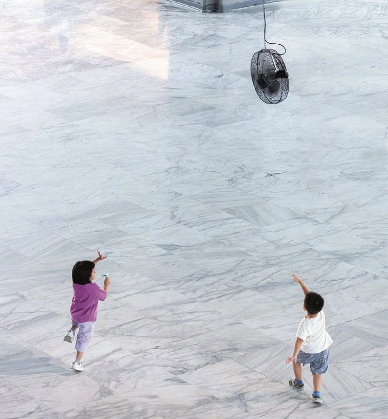 《循環扇》(<i>Ventilator</i>)，1997。紐約現代藝術博物館典藏。© 1997 奧拉弗・埃利亞松。北美館「奧拉弗・埃利亞松：你的好奇旅程」展場一景；林冠儀攝影。-圖片