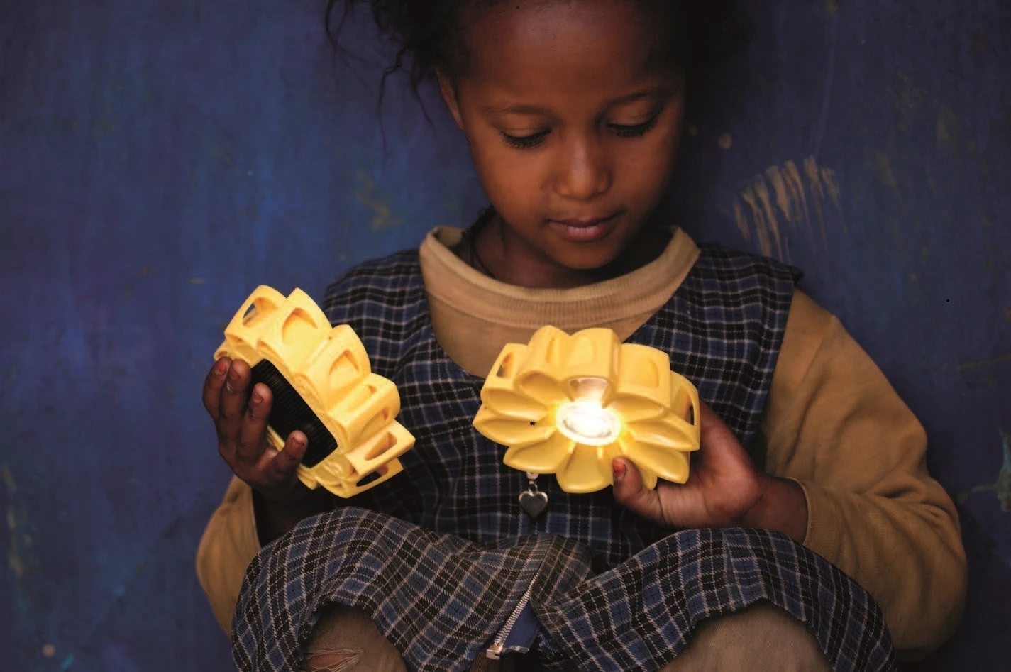 衣索比亞小女孩正在使用「小太陽」（Little Sun）的情景；© Merklit Mersha.-圖片