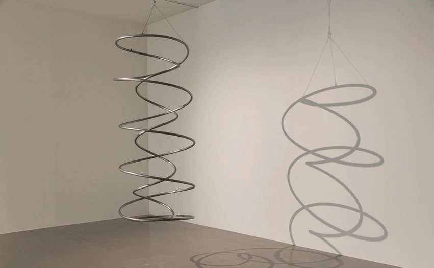 《雙螺旋》（<i>Double spiral</i>），2001。作品由藝術家；柏林neugerriemschneider；紐約／洛杉磯Tanya Bonakdar Gallery 提供。© 2001 奧拉弗・埃利亞松。北美館「奧拉弗・埃利亞松：你的好奇旅程」展場一景。-圖片