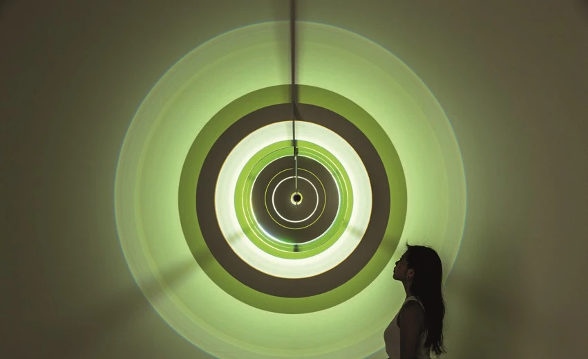 《環星共振器》（<i>Circumstellar resonator</i>），2018。作品由藝術家；柏林neugerriemschneider；紐約／洛杉磯Tanya Bonakdar Gallery 提供。© 2018 奧拉弗・埃利亞松。北美館「奧拉弗・埃利亞松：你的好奇旅程」展場一景。-圖片