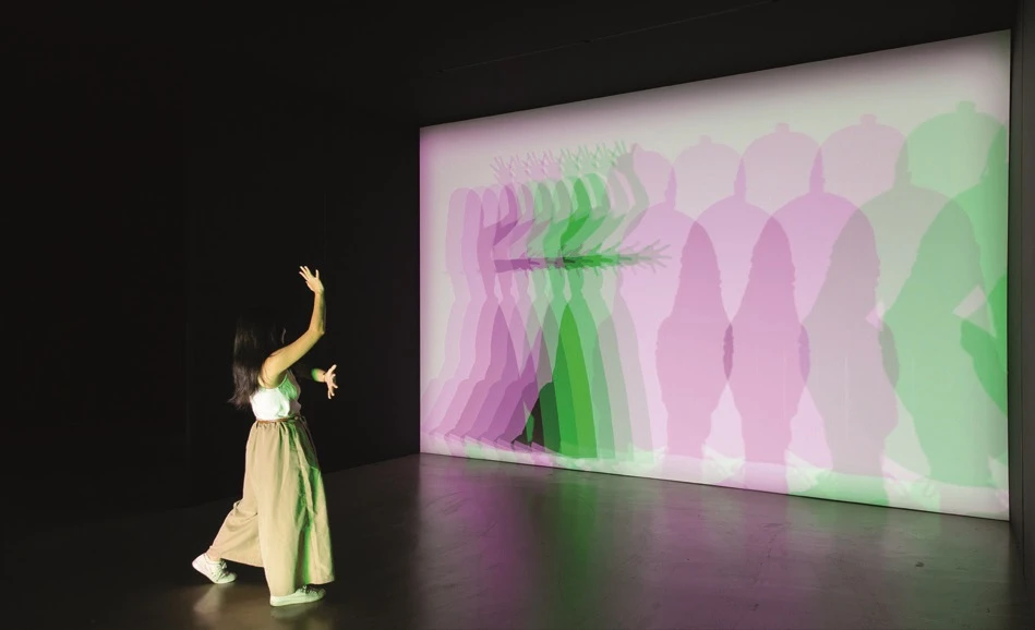 《多重影子屋》(<i>Multiple shadow house</i>)，2010。作品由藝術家；柏林neugerriemschneider；紐約／洛杉磯Tanya Bonakdar Gallery 提供。© 2010 奧拉弗・埃利亞松。北美館「奧拉弗・埃利亞松：你的好奇旅程」展場一景。-圖片