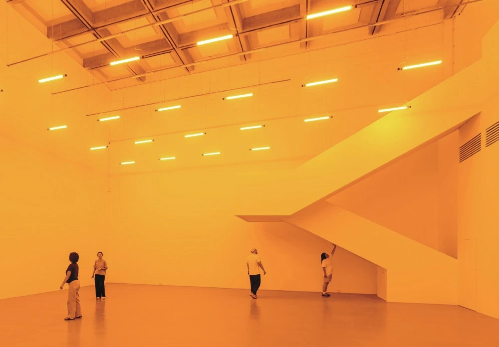 《單色房間》（<i>Room for one colour</i>），1997。Angsuvarnsiri 收藏。© 1997 奧拉弗・埃利亞松。北美館「奧拉弗・埃利亞松：你的好奇旅程」展場一景；臺北市立美術館攝影。-圖片