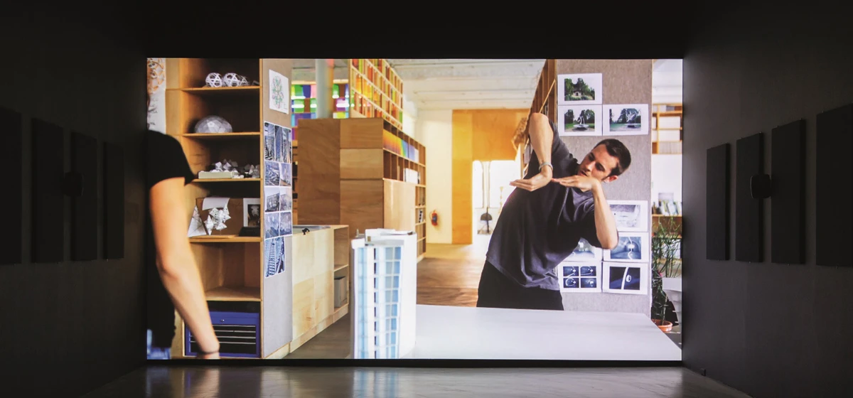 《動作顯微鏡》（<i>Movement microscope</i>），2011。作品由藝術家；柏林neugerriemschneider；紐約／洛杉磯Tanya Bonakdar Gallery 提供。© 2011 奧拉弗・埃利亞松。北美館「奧拉弗・埃利亞松：你的好奇旅程」展場一景。-圖片