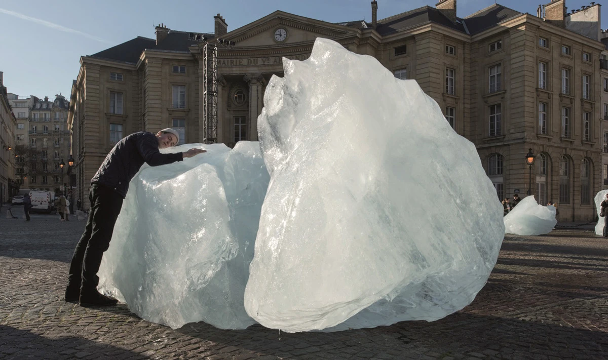 《觀冰》（<i>Ice Watch</i>），2014；2015 年展於巴黎萬神殿廣場一景；Martin Argyroglo 攝影。Place du Panthéon, Paris, 2015. Courtesy of the artist; neugerriemschneider, Berlin; Tanya Bonakdar Gallery, New York / Los Angeles © 2014 Olafur Eliasson.-圖片