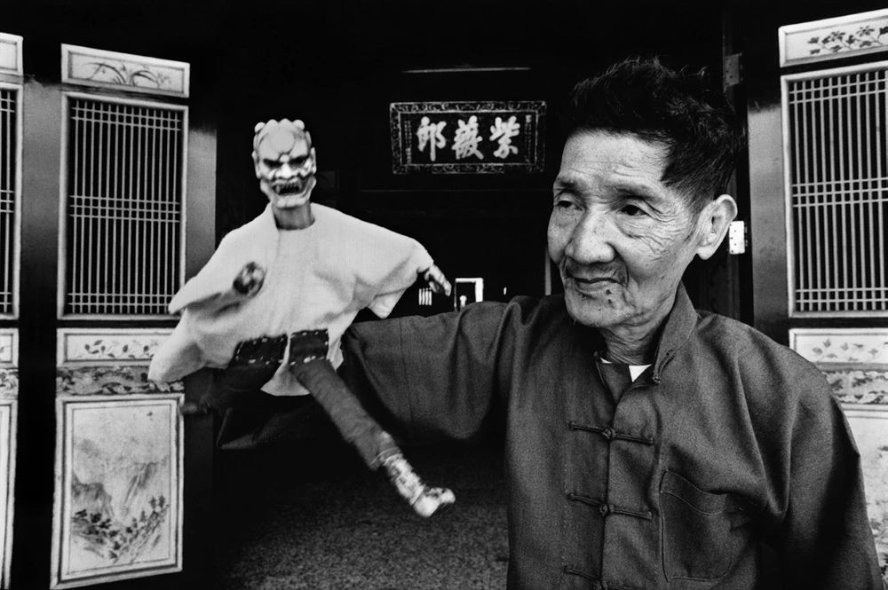 張照堂，《李天祿》，1978，銀鹽相紙，40.6×50.8公分，臺北市立美術館典藏。-圖片