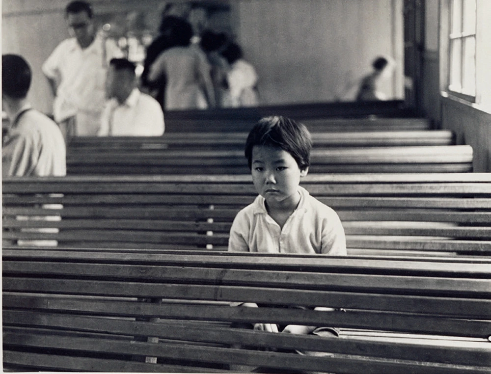 李釣綸，《下課》，1950，銀鹽相紙，40.6×50.8公分，臺北市立美術館典藏。-圖片