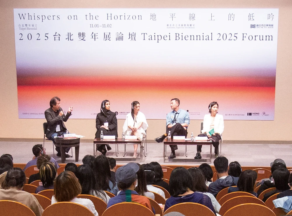 2025台北雙年展論壇「失調：如何在脆弱中找尋力量」（<i>On Dissonance: How to find power in vulnerability</i>）座談現場；講者由左至右為主持人耿一偉、藝術家法特瑪．阿布杜哈迪（Fatma Abdulhadi） 、雅浸．金朝恩（Joeun Kim Aatchim） 、陳柏豪、李受俓（Yeesookyung）。-圖片