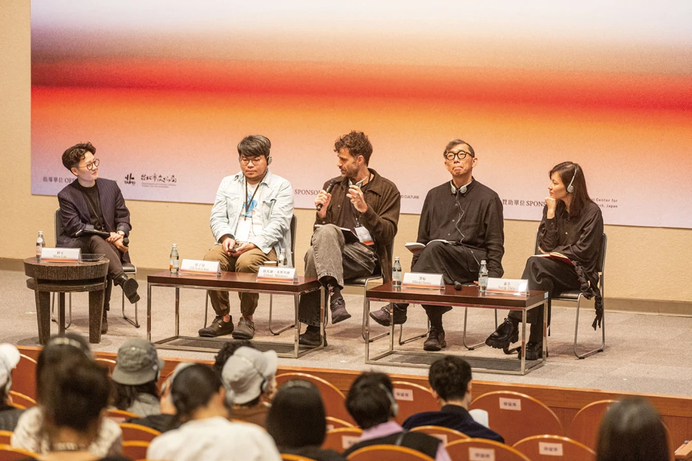 2025台北雙年展論壇「歷史：以當下之眼凝視過往」（<i>On History: Past images through the present lens</i>） 座談現場；講者由左至右為主持人劉文、藝術家邱子晏、歐馬爾．米斯馬爾（Omar Mismar）、澤拓（Hiraki Sawa）、蕭崇（Sung Tieu）。-圖片