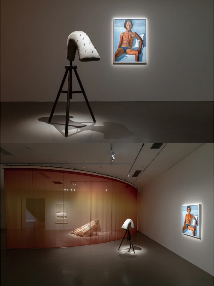 圖右側為席德進，《長髮藍三角褲青年》，1975，油彩、畫布，100 × 74公分，臺北市立美術館典藏。圖左側為于吉（Yu Ji），《石肉－即興的判斷 No.1》（<i>Flesh in Stone - Spontaneous Decision No.1</i>），2021，水泥、鐵，140×85×85公分，財團法人文心藝術基金會，葉曉甄收藏。2025台北雙年展現場；呂國瑋攝影。-圖片