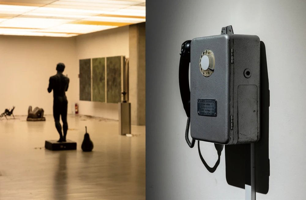 安娜．葉爾莫萊娃（Anna Jermolaewa），《在線上》（<i>On the Line</i>），2025，蘇聯時期公共電話，每座 37×28.5×13公分，含框繫線硬幣，每組 42×29.7公分，藝術家版權所有，由 2025台北雙年展委託製作，協力單位：Federal Ministry for Housing, Arts, Culture, Media and Sport of the Republic of Austria，奧地利台北辦事處。2025台北雙年展現場；呂國瑋攝影。-圖片