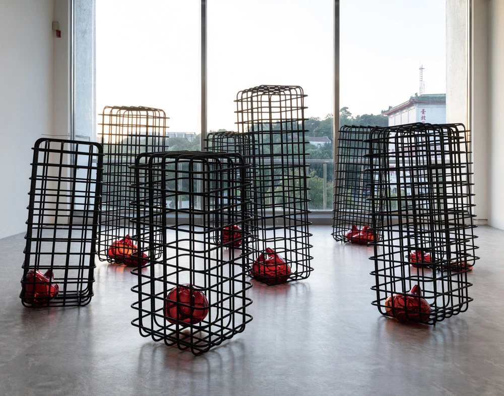 莫娜．哈透姆（Mona Hatoum），《小室》（<i>Cellules</i>）， 2012-2013，低碳鋼、手工吹製玻璃，共八件，高度不定 ×53.2×43.2公分，財團法人文心藝術基金會，葉曉甄收藏。2025台北雙年展現場；呂國瑋攝影。-圖片
