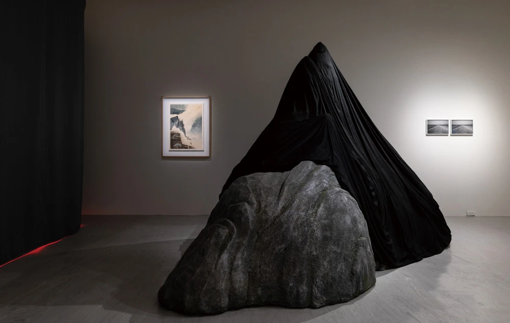 圖前方及右後方為吳家昀，《他方》，2025，雕塑、布幔，220×180×400公分，藝術家版權所有，由2025台北雙年展委託製作。圖左後方為劉國松，《浮動的山》，1978，平版，72×52公分，臺北市立美術館典藏。2025台北雙年展現場；呂國瑋攝影。-圖片