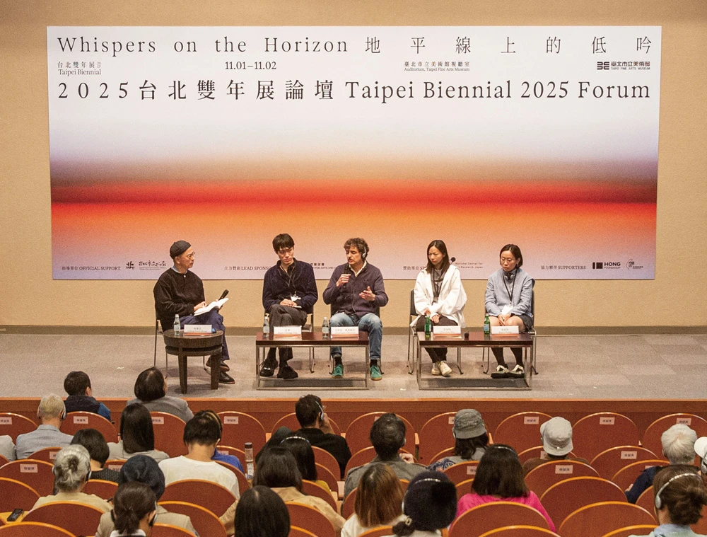 2025台北雙年展論壇「觀看：宇宙的大與小」（<i>On Seeing: Universes big and small</i>）座談現場；講者由左至右為主持人阮慶岳、藝術家莊偉（Isaac Chong Wai）、亨里克．奧利維拉（Henrique Oliveira）、吳家昀、張如怡（Ruyi Zhang）。-圖片