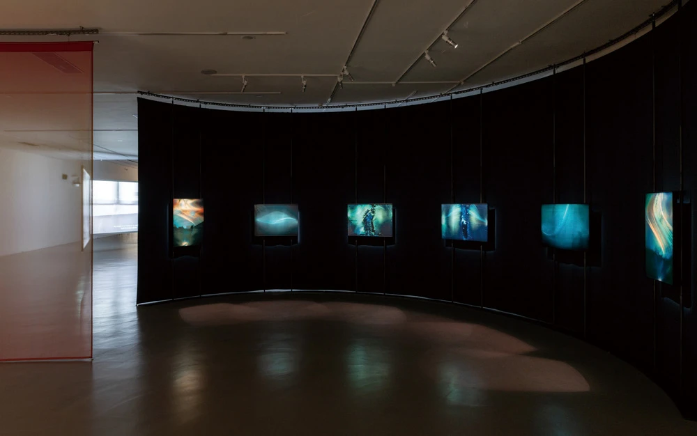 羅希尼．德瓦夏爾（Rohini Devasher），《光之檔案》（<i>Luminous Archives</i>），2025，日軌攝影、Hahnemühle FineArt Pearl paper輸出，共6幅，每幅 87.6×62.4公分，藝術家及Gallery Wendi Norris版權所有。2025台北雙年展現場；呂國瑋攝影。-圖片