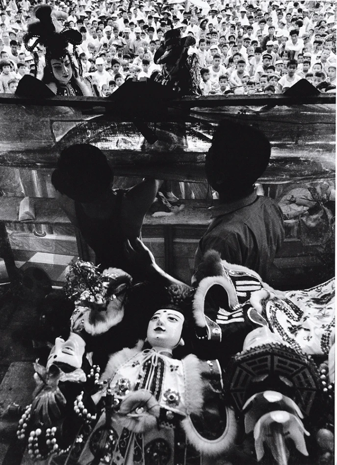 劉安明，《演布袋戲》，1964，銀鹽相紙，50.5×40.5公分，臺北市立美術館典藏。-圖片