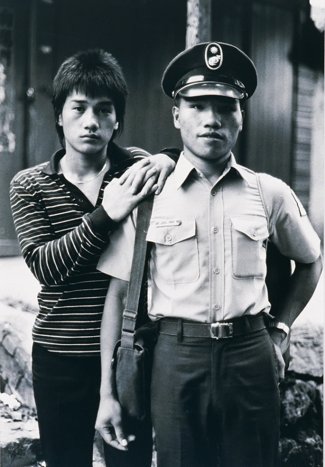 蕭永盛，《士官與他的弟弟》，1981，銀鹽相紙，51×40.5公分，臺北市立美術館典藏。-圖片