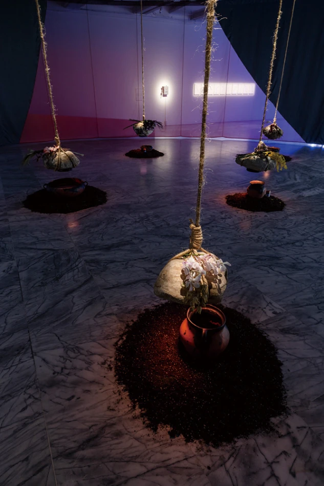 艾德加．卡萊爾（Edgar Calel），《K'obomanik（感激在我們眼前點亮又熄滅的一切事物）》（<i>K'obomanik: Gratitude for everything that lights up and turns off before our eyes</i>），2025，石、繩索、泥土、陶器、水、數位顯示器，尺寸依空間而定，藝術家及Mendes Wood DM, Sao Paulo 及 Proyectos Ultravioleta, Guatemala City版權所有，由 2025台北雙年展委託製作。 2025台北雙年展現場。-圖片