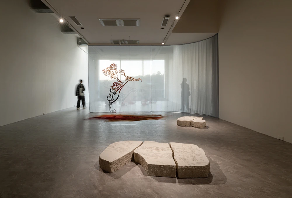 莫尼亞．班．哈穆達（Monia Ben Hamouda），《無像崇拜作為具象化的迫切性（補述）》（<i>Aniconism as Figuration Urgency〔Post-Scriptum〕</i>），2025，雷射切割鐵件、香料，202×160×0.3公分，藝術家及ChertLüdde, Berlin 和Selma Feriani, Tunis / London版權所有，由 2025台北雙年展委託製作。《Ya'aburnee-未譯碎片 I》（<i>Ya'aburnee - Untranslated
Fragment I</i>），2025，塔拉大理石，106×85×15 公分；《Ya'aburnee-未譯碎片 II》（<i>Ya'aburnee - Untranslated Fragment II</i>），2025，塔拉大理石，98×149×15公分，藝術家及Selma Feriani, Tunis / London版權所有。2025台北雙年展現場；呂國瑋攝影。-圖片