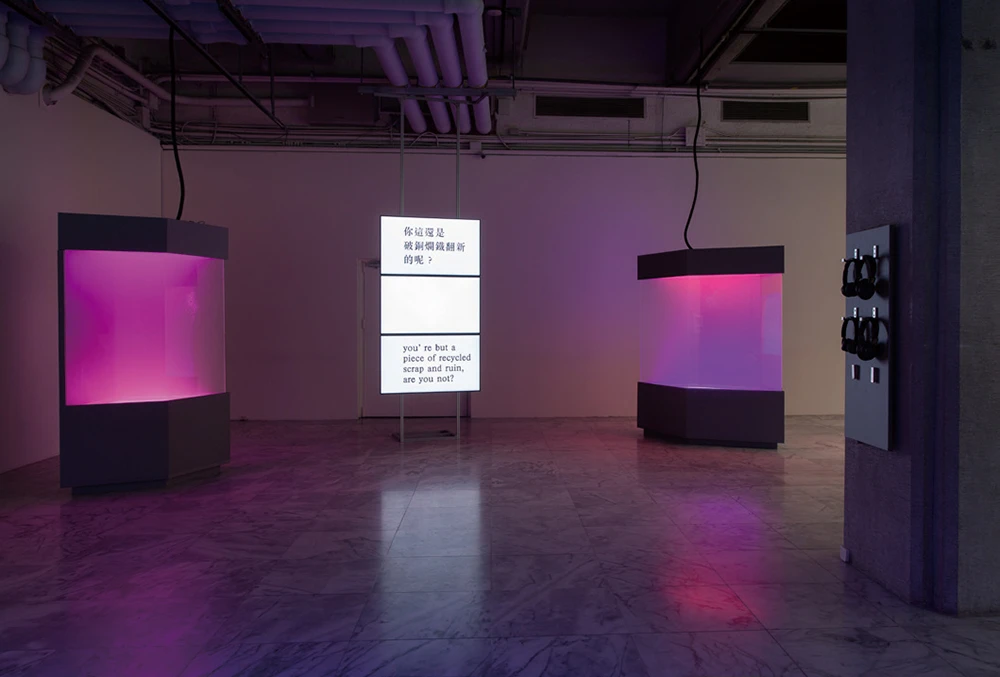 致穎，《再鑄》，2025，同步音訊、三組受損展示櫃、LED 燈具與煙霧機、三幅附框素描，每幅42×42公分，尺寸依空間而定，藝術家版權所有，由 2025台北雙年展委託製作。2025台北雙年展現場。-圖片