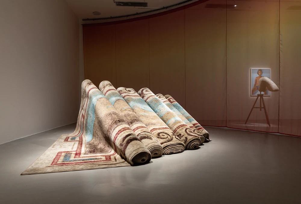 赫拉．比于塔詹（Hera Büyüktaşcıyan），《摧毀你家，造一艘船，拯救生命》（<i>Destroy Your Home, Build Up A Boat, Save Life</i>），2015，地毯印刷，尺寸依空間而定，藝術家及Green Art Gallery Dubai和EVA International-Ireland's Biennial版權所有，原版作品於2015由SALT Beyoglu in Istanbul委託製作。2025台北雙年展現場；呂國瑋攝影。-圖片