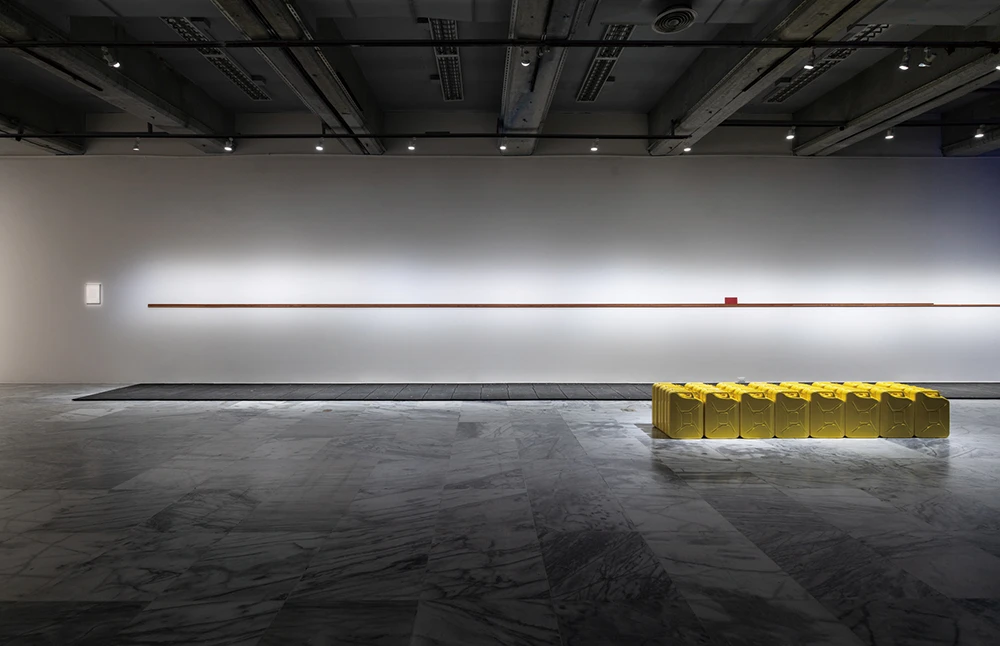 蕭崇（Sung Tieu），《治理（1875-1939 印度支那銀行利潤）》（<i>The Ruling [ The Banque de l'Indochine's Profits, 1875-1939 ]</i>），2025，47公分與 40公分尺、兩種不同類型，經上漆與雕刻的木材、支架，4.35×1504×2.35公分，藝術家版權所有。2025台北雙年展現場；呂國瑋攝影。-圖片