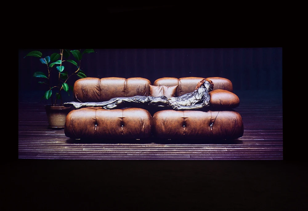 西蒙．迪布羅．莫勒（Simon Dybbroe Møller），《骨之袋》（<i>Bag of Bones</i>），2023，電腦生成 HD 錄像、有聲，3 分 54 秒，尺寸依空間而定，藝術家及 Francesca Minini 和 Palace Enterprise 版權所有；展覽現場-圖片