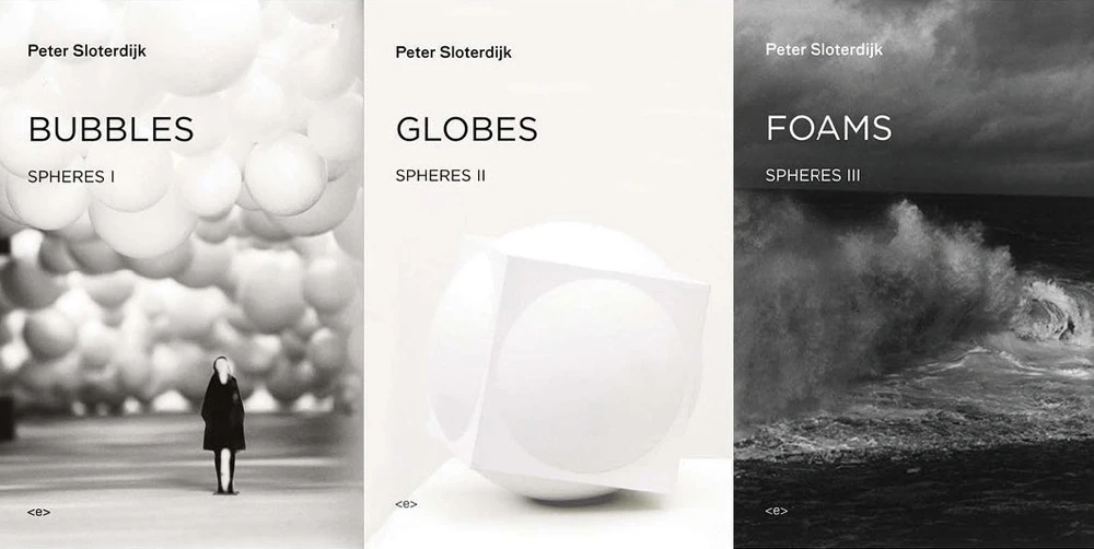 彼得．斯洛特戴克（Peter Sloterdijk）的球體三部曲，包括1998年的《氣泡》（<i>Bubbles</i>）、1999年的《環球》（<i>Globes</i>）、2004年的《泡沫》（<i>Foams</i>）。-圖片