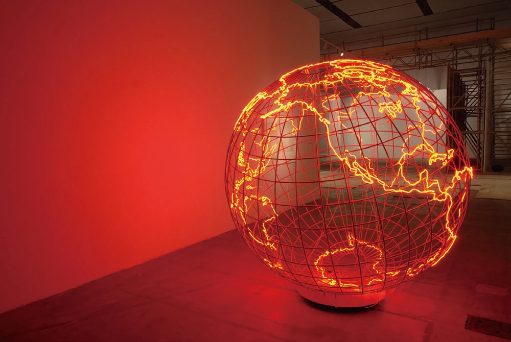 莫娜．哈透姆（Mona Hatoum）， <i>Hot Spot</i>， 2006，不鏽鋼、霓虹玻璃管。Khaoula Sharjah攝影；圖片來源：https://commons.wikimedia.org/wiki/File:SB8_Hot_Spot_ Mona_Hatoum_1.jpg-圖片