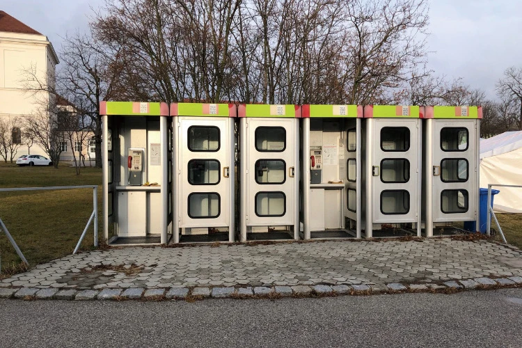 安娜．葉爾莫萊娃（Anna Jermolaewa），<i>Untitled (Telephone Booths)</i>，2024，Traiskirchen的六座電話亭，奧地利。藝術家提供。-圖片