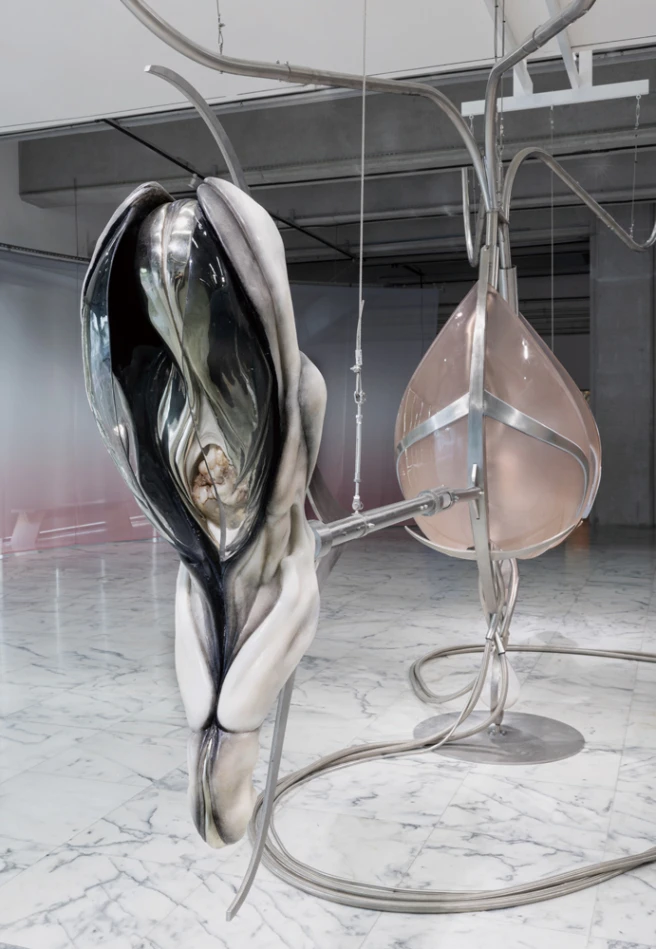 伊凡娜．巴希奇（Ivana Bašić），《氣動激情》（<i>Passion of Pneumatics</i>），2020-2024，裝置，700 ×350 ×150 公分。藝術家及 Albion Jeune和Francesca Minini版權所有。本作品承蒙Leonie Lang及Marc Müller慷慨支持，得以實現。2025台北雙年展現場；Choy Tsai攝影。-圖片