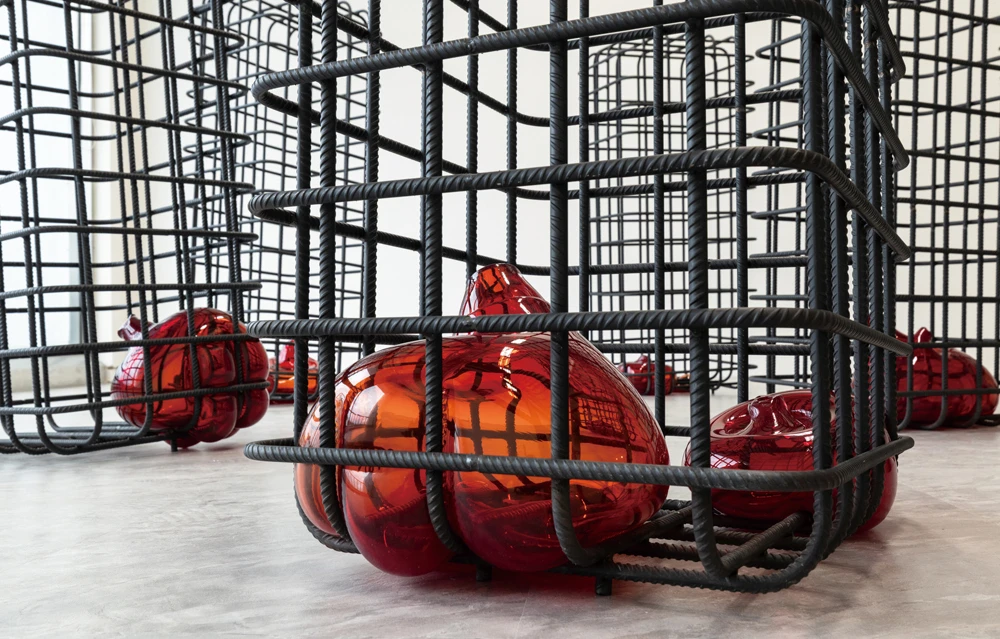 莫娜．哈透姆（Mona Hatoum），《小室》（<i>Cellules</i>），2012-2013，低碳鋼、手工吹製玻璃，共八件，高度不定×53.2×43.2 公分，財團法人文心藝術基金會，葉曉甄收藏。2025台北雙年展現場；呂國瑋攝影。-圖片