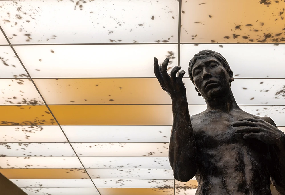 阿瓦羅．烏爾巴諾（Álvaro Urbano），《活畫（失竊的太陽）》（<i>TABLEAU VIVANT [A Stolen Sun]</i>），2024 / 2025，鋁、動作機械系統、電子系統、樹葉、LED燈條、金屬、感應馬達、漆料、壓克力玻璃、PVC、白色紙板、木材、臺北市立美術館典藏作品，549×1830×89公分，藝術家及ChertLüdde，Travesía Cuatro， Marian Goodman Gallery版權所有。2025台北雙年展現場；呂國瑋攝影。-圖片