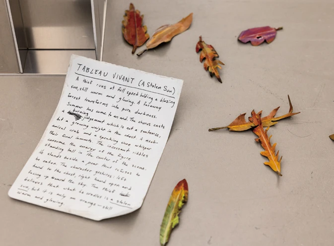 阿瓦羅．烏爾巴諾（Álvaro Urbano），《活畫（失竊的太陽）》（<i>TABLEAU VIVANT [A Stolen Sun]</i>），2024 / 2025，鋁、動作機械系統、電子系統、樹葉、LED燈條、金屬、感應馬達、漆料、壓克力玻璃、PVC、白色紙板、木材、臺北市立美術館典藏作品，549×1830×89公分，藝術家及ChertLüdde，Travesía Cuatro， Marian Goodman Gallery版權所有。2025台北雙年展現場；呂國瑋攝影。-圖片