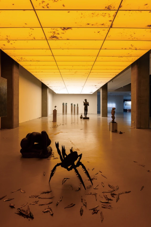 阿瓦羅．烏爾巴諾（Álvaro Urbano），《活畫（失竊的太陽）》（<i>TABLEAU VIVANT [A Stolen Sun]</i>），2024 / 2025，鋁、動作機械系統、電子系統、樹葉、LED燈條、金屬、感應馬達、漆料、壓克力玻璃、PVC、白色紙板、木材、臺北市立美術館典藏作品，549×1830×89公分，藝術家及ChertLüdde，Travesía Cuatro， Marian Goodman Gallery版權所有。2025台北雙年展現場；呂國瑋攝影。-圖片