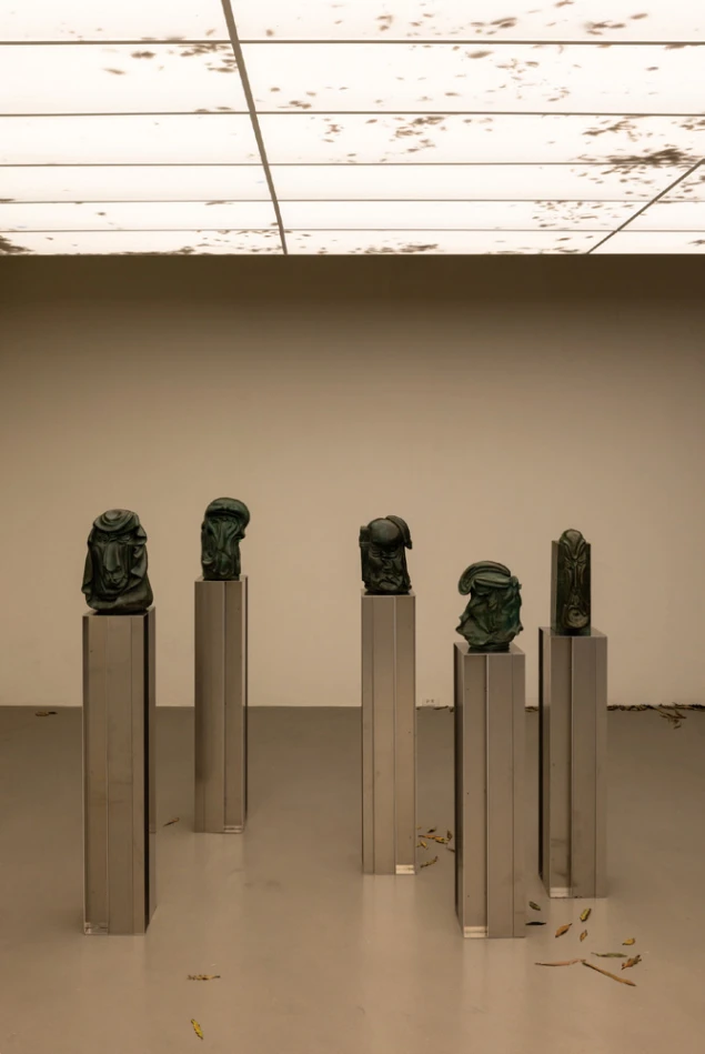 阿瓦羅．烏爾巴諾（Álvaro Urbano），《活畫（失竊的太陽）》（<i>TABLEAU VIVANT [A Stolen Sun]</i>），2024 / 2025，鋁、動作機械系統、電子系統、樹葉、LED燈條、金屬、感應馬達、漆料、壓克力玻璃、PVC、白色紙板、木材、臺北市立美術館典藏作品，549×1830×89公分，藝術家及ChertLüdde，Travesía Cuatro， Marian Goodman Gallery版權所有。2025台北雙年展現場；呂國瑋攝影。-圖片