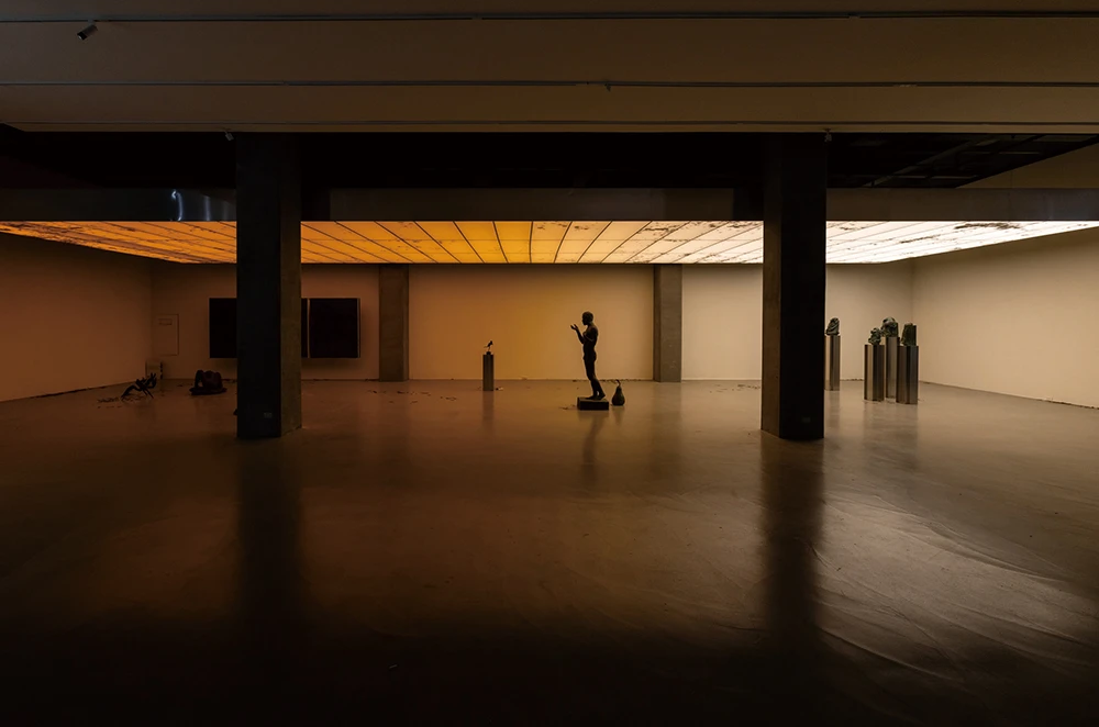 阿瓦羅．烏爾巴諾（Álvaro Urbano），《活畫（失竊的太陽）》（<i>TABLEAU VIVANT [A Stolen Sun]</i>），2024 / 2025，鋁、動作機械系統、電子系統、樹葉、LED燈條、金屬、感應馬達、漆料、壓克力玻璃、PVC、白色紙板、木材、臺北市立美術館典藏作品，549×1830×89公分，藝術家及ChertLüdde，Travesía Cuatro， Marian Goodman Gallery版權所有。2025台北雙年展現場；呂國瑋攝影。-圖片