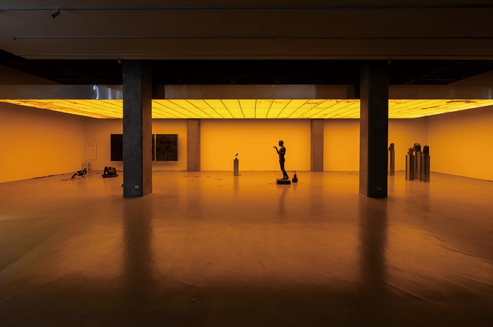 阿瓦羅．烏爾巴諾（Álvaro Urbano），《活畫（失竊的太陽）》（<i>TABLEAU VIVANT [A Stolen Sun]</i>），2024 / 2025，鋁、動作機械系統、電子系統、樹葉、LED燈條、金屬、感應馬達、漆料、壓克力玻璃、PVC、白色紙板、木材、臺北市立美術館典藏作品，549×1830×89公分，藝術家及ChertLüdde，Travesía Cuatro， Marian Goodman Gallery版權所有。2025台北雙年展現場；呂國瑋攝影。-圖片